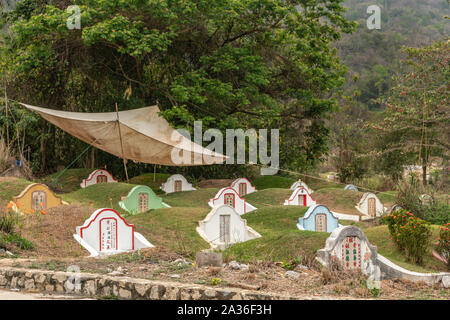 Bang Phra, Thailand - 16. März 2019: Chao Pho Khao Chalak chinesischen Friedhof. Gruppe Familie Gräber mit beige Grabstein mit farbigen Mandarin Buchstaben Stockfoto