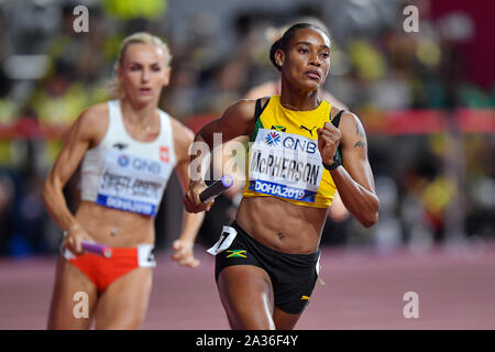 DOHA, Katar. 05 Okt, 2019. Stephenie Ann MaPherson von Jamaika konkurriert in Frauen 4x100m Staffel finale bei Tag 9 der IAAF Leichtathletik WM - Doha 2019 bei Khalifa International Stadium am Samstag, Oktober 05, 2019 in Doha, Katar. Credit: Taka G Wu/Alamy leben Nachrichten Stockfoto