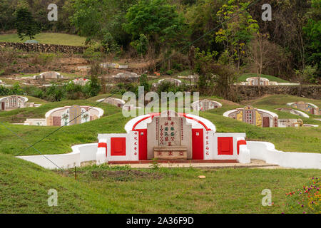 Bang Phra, Thailand - 16. März 2019: Chao Pho Khao Chalak chinesischen Friedhof. Weiß-Rot Familie Grab mit beige Grabstein und farbigen Mandarin Buchstaben. Stockfoto