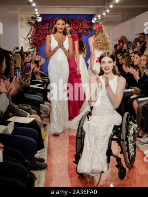 NEW YORK, NY, USA - Oktober 3, 2019: Bri Sclesse und Modellen, die auf der Landebahn finale am Theia Herbst 2020 Sammlung während New York Bridal Woche am Stockfoto