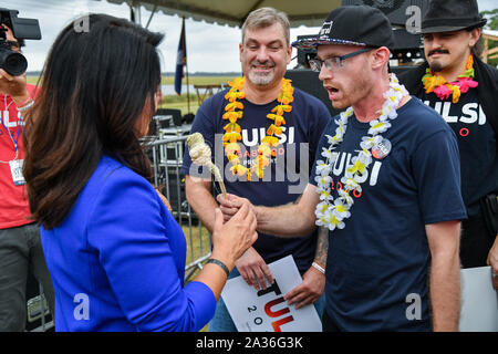 Charleston, USA. 05. Oktober 2019. Usa repräsentativ-demokratischen Präsidentschaftskandidaten Tulsi Gabbard grüßt Unterstützer bei der jährlichen SCDP Blue Jamboree Oktober 5, 2019 in Charleston, South Carolina. Credit: Richard Ellis/Richard Ellis/Alamy leben Nachrichten Stockfoto