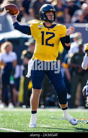 West Virginia Bergsteiger quarterback Austin Kendall (12) während der NCAA College Football Spiel zwischen der Texas Longhorns und die West Virginia Bergsteiger am Samstag, dem 5. Oktober 2019 in Mailand Puskar Stadium in Morgantown, West Virginia. Jakob Kupferman/CSM Stockfoto