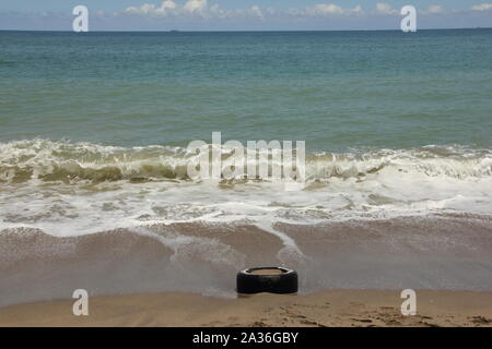 Ein reifen Papierkorb in der beim Internationalen Coastal beach cleanup day Aktivität in La Guaira gefunden. Kunststoff aus Reifen wichtige Quelle der Verschmutzung. Stockfoto