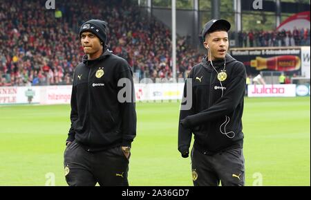 Freiburg, Deutschland. 05 Okt, 2019. firo: 05.10.2019 Fußball, Fußball: 1. Bundesliga, Saison 2019/2020 SC Freiburg - BVB Borussia Dortmund 2:2 BVB Jadon Sancho, BVB Manuel Akanji, vor dem Spiel | Verwendung der weltweiten Kredit: dpa/Alamy leben Nachrichten Stockfoto