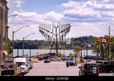 Barrie, Ontario, Kanada - 2019 08 25: Sommer Blick entlang der Maple ave mit dem Geist Catcher Skulptur vor der Lake Simcoe. Spirit Catcher ist Stockfoto