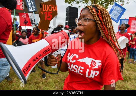 Charleston, USA. 05. Oktober 2019. Union Mitglieder Rallye für einen 15 $ Mindestlohn bei der jährlichen SCDP Blue Jamboree Oktober 5, 2019 in Charleston, South Carolina. Arbeitnehmer bei McDonald's und andere Fast Food Restaurants sind derzeit auffallend in der Charleston Bereich fordern höhere Löhne und bessere Arbeitsbedingungen. Credit: Richard Ellis/Richard Ellis/Alamy leben Nachrichten Stockfoto