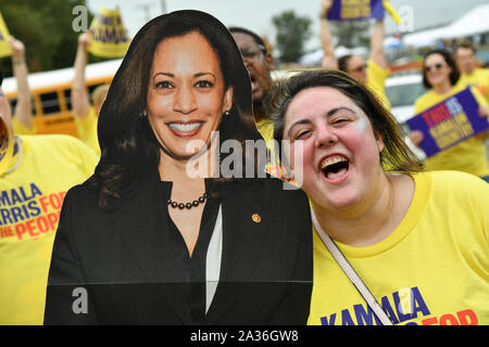 Charleston, USA. 05. Oktober 2019. Ein Anhänger des demokratischen Präsidentschaftskandidaten Senator Kamala Harris stellt mit einem Leben Größe Ausschnitt des Kandidaten bei der jährlichen SCDP Blue Jamboree Oktober 5, 2019 in Charleston, South Carolina. Credit: Richard Ellis/Richard Ellis/Alamy leben Nachrichten Stockfoto