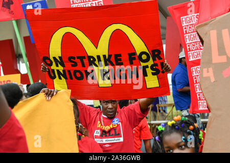 Charleston, USA. 05. Oktober 2019. Union Mitglieder Rallye für einen 15 $ Mindestlohn bei der jährlichen SCDP Blue Jamboree Oktober 5, 2019 in Charleston, South Carolina. Arbeitnehmer bei McDonald's und andere Fast Food Restaurants sind derzeit auffallend in der Charleston Bereich fordern höhere Löhne und bessere Arbeitsbedingungen. Credit: Richard Ellis/Richard Ellis/Alamy leben Nachrichten Stockfoto