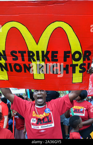 Charleston, USA. 05. Oktober 2019. Union Mitglieder Rallye für einen 15 $ Mindestlohn bei der jährlichen SCDP Blue Jamboree Oktober 5, 2019 in Charleston, South Carolina. Arbeitnehmer bei McDonald's und andere Fast Food Restaurants sind derzeit auffallend in der Charleston Bereich fordern höhere Löhne und bessere Arbeitsbedingungen. Credit: Richard Ellis/Richard Ellis/Alamy leben Nachrichten Stockfoto