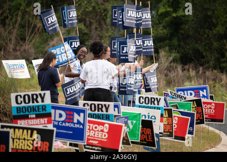 Charleston, USA. 05. Oktober 2019. Anhänger von Julian Castro stehen auf einer Ecke unter einem Meer von Kandidat Anzeichen bei der jährlichen SCDP Blue Jamboree Oktober 5, 2019 in Charleston, South Carolina. South Carolina, bekannt als der Erste im Süden, ist die erste südliche Zustand eine primäre während des Präsidentschaftswahlkampfs zu halten. Credit: Richard Ellis/Richard Ellis/Alamy leben Nachrichten Stockfoto