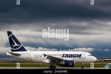 Bukarest, Rumänien - 15. Juli 2019: Tarom, YR-ASB, Airbus A 318-100, MSN 2955, Flugzeuge, namens "Traian Vuia, gesehen wird, während das Rollen zur startbahn vor Stockfoto