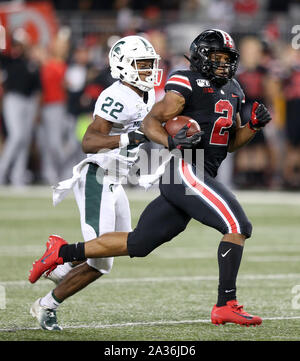 Columbus, United States. 05 Okt, 2019. Ohio Zustand Roßkastanie von J.K. Lake vorbei Michigan State Spartan Josia Scott zur Kerbe auf einem 67 Yard run Samstag, 5. Oktober 2019 in Columbus, Ohio. Foto von Aaron Josefczyk/UPI Quelle: UPI/Alamy leben Nachrichten Stockfoto