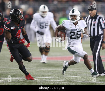 Columbus, United States. 05 Okt, 2019. Michigan State Spartans Darrell Stewart (25) entzieht sich Ohio State Buckeyes defender Jordanien Fuller (4) Auf einen Lauf Samstag, 5. Oktober 2019 in Columbus, Ohio. Foto von Aaron Josefczyk/UPI Quelle: UPI/Alamy leben Nachrichten Stockfoto