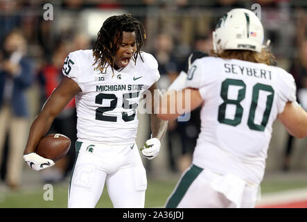 Columbus, United States. 05 Okt, 2019. Michigan State Spartans Darrell Stewart (25) feiert eine Touchdownverriegelung mit Matt Seybert (80) in der ersten Hälfte gegen die Ohio State Buckeyes Samstag, 5. Oktober 2019 in Columbus, Ohio. Foto von Aaron Josefczyk/UPI Quelle: UPI/Alamy leben Nachrichten Stockfoto