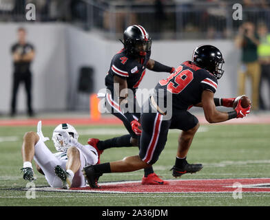 Columbus, United States. 05 Okt, 2019. Ohio Zustand Buckeye ist Malik Harrison (39) Nimmt ein Fumble von Michigan State Spartans Cody White (7) Samstag, 5. Oktober 2019 in Columbus, Ohio. Foto von Aaron Josefczyk/UPI Quelle: UPI/Alamy leben Nachrichten Stockfoto