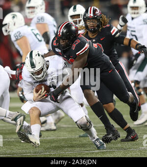 Columbus, United States. 05 Okt, 2019. Ohio Zustand Buckeye ist Zach Harrison (33) Säcke Michigan State Spartans Quarterback Brian Lewerke (14) Samstag, Oktober 5, 2019 in Columbus, Ohio. Foto von Aaron Josefczyk/UPI Quelle: UPI/Alamy leben Nachrichten Stockfoto