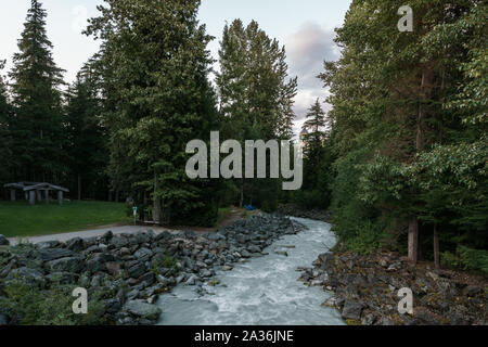 WHISTLER, Kanada - 25 August, 2019: städtische Umwelt und Mountain Creek Sommerabend. Stockfoto