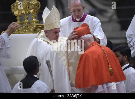 Papst Franziskus (L) setzt das birett, als Er ernennt Kardinal italienischer Bischof Eugenio Dal Corso (R) bei einem Ordentlichen Öffentlichen Konsistorium auf dem Petersplatz zur Kreierung der neuen Kardinäle, die für die Einführung der birett, die Sendung der Ring und die Zuordnung der Titel oder Diakonat, am 5. Oktober 2019 in der Basilika von St. Peter im Vatikan. Franziskus Papst ernennt 13 neue Kardinäle am 2019 Ordentlichen Öffentlichen Konsistorium, Prälaten, deren lebenslange Karriere reflektieren ihre Zusage, die Ausgegrenzten und die lokalen Gemeinschaften der Kirche zu dienen, die aus 11 verschiedenen Nationen und die mehrfache rel Stockfoto