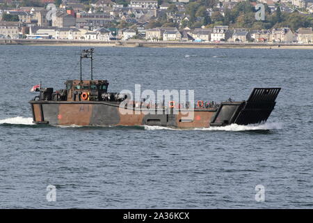 L 1008 (A1), ein Lcu Mk.10 von HMS Albion eingesetzt, vorbei an Gourock nach seiner Ankunft für Übung gemeinsame Krieger 19-2. Stockfoto
