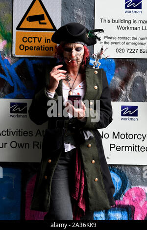 London, Großbritannien. 05 Okt, 2019. Ein Teilnehmer gesehen, verkleidet als Zombie Pirat während der jährlichen Nächstenliebeweg. Menschen tragen zombie Kostüme in London sammeln Bemühungen in einem jährlichen Nächstenliebeweg Obdachlosigkeit und Hunger in der Welt zu verringern. In diesem Jahr zombie zu Fuß hob Geld für City Harvest London. Credit: SOPA Images Limited/Alamy leben Nachrichten Stockfoto