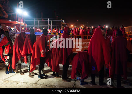 Malaga, Spanien. 05 Okt, 2019. Migrantinnen und Migranten sind in der Warteschlange gesehen warten auf eine humanitäre Notlage ein Stall nach Aussteigen aus einem Rettungsboot nach Ihrer Ankunft im Hafen von Málaga in Spanien Maritime Rescue Service Insgesamt 63 Migranten an Bord ein beiboot der Alboran See gerettet und brachte sie nach Malaga Hafen, wo sie durch das Spanische Rote Kreuz unterstützt wurden. Credit: SOPA Images Limited/Alamy leben Nachrichten Stockfoto