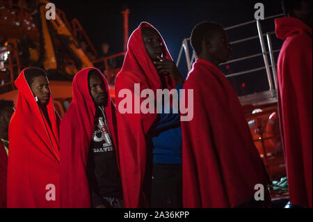Malaga, Spanien. 05 Okt, 2019. Migrantinnen und Migranten sind in einer Warteschlange warten auf eine humanitäre Notlage ein Stall nach Aussteigen aus einem Rettungsboot nach Ihrer Ankunft im Hafen von Málaga in Spanien Maritime Rescue Service Insgesamt 63 Migranten an Bord ein beiboot der Alboran See gerettet und brachte sie nach Malaga Hafen, wo sie durch das Spanische Rote Kreuz unterstützt wurden. Credit: SOPA Images Limited/Alamy leben Nachrichten Stockfoto