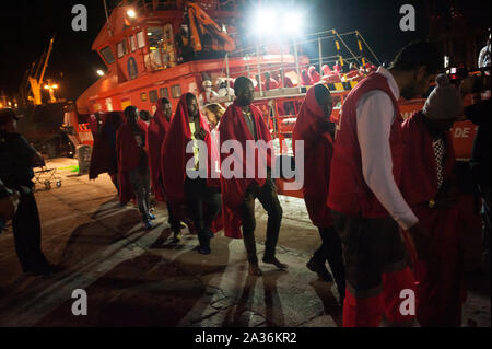 Malaga, Spanien. 05 Okt, 2019. Migrantinnen und Migranten sind in der Warteschlange gesehen warten auf eine humanitäre Notlage ein Stall nach Aussteigen aus einem Rettungsboot nach Ihrer Ankunft im Hafen von Málaga in Spanien Maritime Rescue Service Insgesamt 63 Migranten an Bord ein beiboot der Alboran See gerettet und brachte sie nach Malaga Hafen, wo sie durch das Spanische Rote Kreuz unterstützt wurden. Credit: SOPA Images Limited/Alamy leben Nachrichten Stockfoto