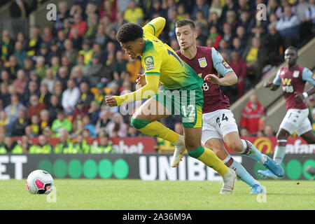 Norwich, UK. 04 Okt, 2019. Jamal Lewis von Norwich City vorbei an Frederic Guilbert von Aston Villa In der Premier League Match zwischen Norwich City und Aston Villa an der Carrow Road am 5. Oktober 2019 in Norwich, England. (Foto von Matt Bradshaw/phcimages.com) Credit: PHC Images/Alamy leben Nachrichten Stockfoto