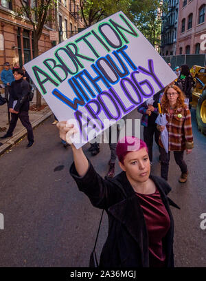 New York, USA. 5. Okt, 2019. Die Demonstranten halten Zeichen außerhalb geplanter Elternschaft Büros. Abtreibung Rechte Aktivisten von einer Reihe von Organisationen eine Demonstration vor der Basilika St. Patrick's Alte Kathedrale in SoHo am 5. Oktober 2019, wo Gemeindemitglieder am ersten Samstag jedes Monats treffen, bevor marschieren die geplante Elternschaft Klinik auf Bleecker Street, um zu beten, und die angeblich zu belästigen und einzuschüchtern, wie sie Patienten der Klinik ein. Credit: Erik McGregor/ZUMA Draht/Alamy leben Nachrichten Stockfoto