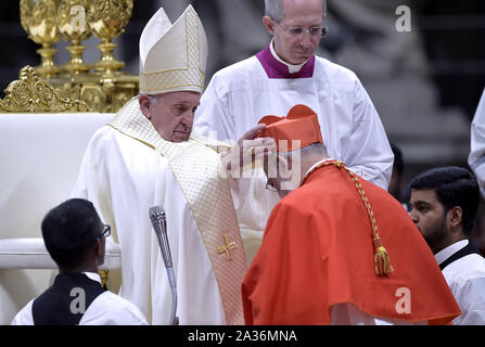 Papst Franziskus (R) setzt das birett, als Er ernennt Kardinal Spanisch Prälat Cristobal Lopez Romero (L) während einer Ordentlichen Öffentlichen Konsistorium auf dem Petersplatz zur Kreierung der neuen Kardinäle, die für die Einführung der birett, die Sendung der Ring und die Zuordnung der Titel oder Diakonat, am 5. Oktober 2019 in der Basilika von St. Peter im Vatikan. Franziskus Papst ernennt 13 neue Kardinäle am 2019 Ordentlichen Öffentlichen Konsistorium, Prälaten, deren lebenslange Karriere reflektieren ihre Zusage, die Ausgegrenzten und die lokalen Gemeinschaften der Kirche zu dienen, die aus 11 verschiedenen Nationen und Vertretung multipl Stockfoto