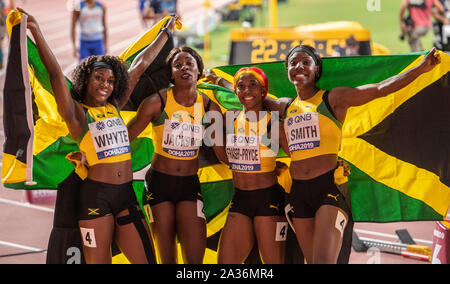 Jamaika Frauen Staffel (L-R) Natalliah Whyte, Shericka Jackson, shelly-ann Fraser-Pryce und Jinielle Smith feiern ihren Win 4x100m Staffel finale am Tag 9 der 17. IAAF Leichtathletik WM 2019 in Doha Khalifa International Stadium. Credit: SOPA Images Limited/Alamy leben Nachrichten Stockfoto