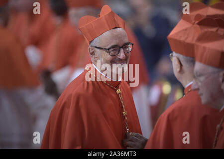 Papst Franziskus ernennt Kardinal kanadischen Prälat Michael Czerny während einer Ordentlichen Öffentlichen Konsistorium auf dem Petersplatz zur Kreierung der neuen Kardinäle, die für die Einführung der birett, die Sendung der Ring und die Zuordnung der Titel oder Diakonat, am 5. Oktober 2019 in der Basilika von St. Peter im Vatikan. Franziskus Papst ernennt 13 neue Kardinäle am 2019 Ordentlichen Öffentlichen Konsistorium, Prälaten, deren lebenslange Karriere reflektieren ihre Zusage, die Ausgegrenzten und die lokalen Gemeinschaften der Kirche zu dienen, die aus 11 verschiedenen Nationen und die mehrfache Ordensleute. Foto von Stef Stockfoto