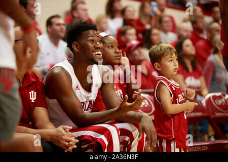 Der Indiana University Männer Basketball player Al Durham Uhren anderen Konkurrenzunternehmen in der Drei-Punkt Schuß Wettbewerb während Hoosier Hysterie, Samstag, 5. Oktober 2019 an Aula in Bloomington, Ind die Hoosier Hysterie Veranstaltung offiziell weg tritt Basketball Saison an der Indiana Universität, dessen Mannschaft fünf nationale Abteilung 1 NCAA Basketball Titel gewonnen hat. (Foto von Jeremy Hogan/Die Bloomingtonian) Stockfoto