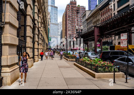 Chicago, Illinois, USA - Fußgängerweg entlang der Hochbahn Stockfoto