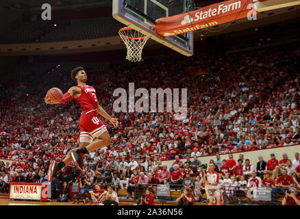 Der Indiana University Männer Basketball player Justin Smith (3) konkurriert in der dunk Contest während Hoosier Hysterie, Samstag, 5. Oktober 2019 an Aula in Bloomington, Ind die Hoosier Hysterie Veranstaltung offiziell weg tritt Basketball Saison an der Indiana Universität, dessen Mannschaft fünf nationale Abteilung 1 NCAA Basketball Titel gewonnen hat. (Foto von Jeremy Hogan/Die Bloomingtonian) Stockfoto