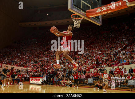 Indiana University Basketballspieler Trayce Jackson-Davis nimmt an den Slam Dunk contest während Calbert Cheaney's Nummer 40 im Tribut tragen während Hoosier Hysterie, Samstag, 5. Oktober 2019 an Aula in Bloomington, Ind. Cheany, ein Spieler für die Indiana Hoosiers von 1989-93 unter Trainer Bob Knight, in den Indiana Basketballl Hall des Ruhmes eingesetzt wurde. (Foto von Jeremy Hogan/Die Bloomingtonian) Stockfoto