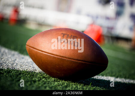 Houston, Texas, USA. 5. Okt, 2019. Eine fleischgewordene Wort Fußball sitzt auf dem Nebenerwerb vor der NCAA Football Spiel zwischen dem fleischgewordenen Wort Kardinäle und der Houston Baptist Schlittenhunde Husky Stadium in Houston, Texas. Fleischgewordenen Wortes besiegt Houston Baptist 38-36. Prentice C. James/CSM/Alamy leben Nachrichten Stockfoto