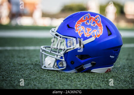 Houston, Texas, USA. 5. Okt, 2019. Ein Houston Baptist football Helm sitzt auf dem Nebenerwerb vor der NCAA Football Spiel zwischen dem fleischgewordenen Wort Kardinäle und der Houston Baptist Schlittenhunde Husky Stadium in Houston, Texas. Fleischgewordenen Wortes besiegt Houston Baptist 38-36. Prentice C. James/CSM/Alamy leben Nachrichten Stockfoto