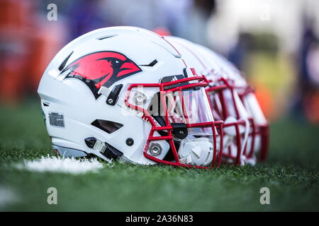 Houston, Texas, USA. 5. Okt, 2019. Fleischgewordene Wort Football Helmen sitzen auf dem Nebenerwerb vor der NCAA Football Spiel zwischen dem fleischgewordenen Wort Kardinäle und der Houston Baptist Schlittenhunde Husky Stadium in Houston, Texas. Fleischgewordenen Wortes besiegt Houston Baptist 38-36. Prentice C. James/CSM/Alamy leben Nachrichten Stockfoto