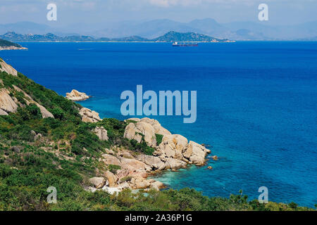 Marine mit wunderbaren Cliff View und bunten sauberes Meer Wasser auf der Binh Ba Island, Vietnam. Royalty Free Stock Bild in hoher Qualität der Marine. Stockfoto