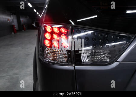 Rückansicht des newblack Stadt Crossover. Closeup Scheinwerfer Auto SUV. Moderne leuchte Hinten Nahaufnahme. Auto Lampe Nahaufnahme. Stockfoto