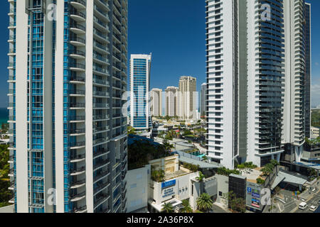 Hochhäuser und Hotels in Surfers Paradise (einschließlich der Chevron Renaissance, Hilton Hotel und Mantra Circle on Cavill) an der Gold Coast von Q Stockfoto