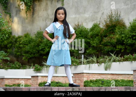 Prep asiatische Kind Mädchen Schüler stehend Stockfoto