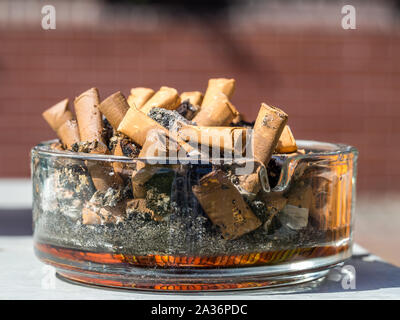 Aschenbecher symbolisches Bild Stockfoto