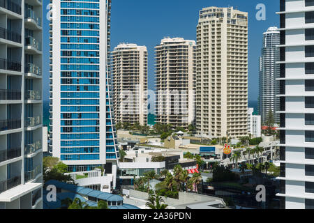 Hochhäuser und Hotels in Surfers Paradise (einschließlich der Chevron Renaissance, Hilton Hotel und Mantra Circle on Cavill) an der Gold Coast von Q Stockfoto