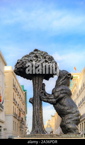 Symbol von Madrid, der Bär und der Erdbeerbaum Statue oder Oso y El Madrono auf der Puerta del Sol im Zentrum von Madrid, Spanien Stockfoto