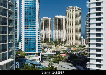 Hochhäuser und Hotels in Surfers Paradise (einschließlich der Chevron Renaissance, Hilton Hotel und Mantra Circle on Cavill) an der Gold Coast von Q Stockfoto