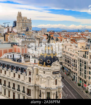 Luftaufnahme von Metropolis, eines der schönsten Gebäude und Gran Via Haupteinkaufsstraße mit dramatischen blauer Himmel in Madrid, Spanien Stockfoto