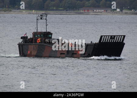L1009 (A3), ein Lcu Mk.10 von HMS Albion eingesetzt, vorbei an Gourock nach seiner Ankunft für Übung gemeinsame Krieger 19-2. Stockfoto