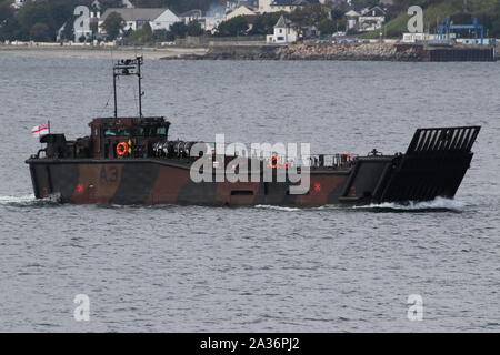 L1009 (A3), ein Lcu Mk.10 von HMS Albion eingesetzt, vorbei an Gourock nach seiner Ankunft für Übung gemeinsame Krieger 19-2. Stockfoto